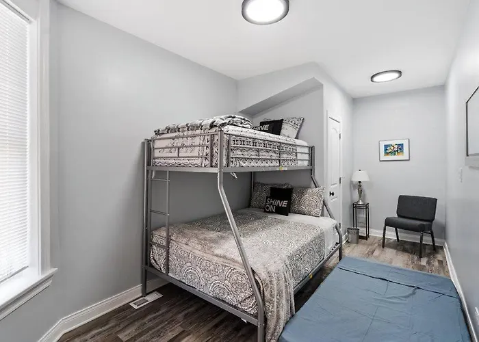 Apartment Newly Rehabbed Greystone With 2 Private Apartments, Backyard, Garage, Laundry, Close To Expressway *