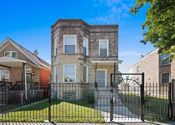 Apartment Newly Rehabbed Greystone With 2 Private Apartments, Backyard, Garage, Laundry, Close To Expressway Chicago