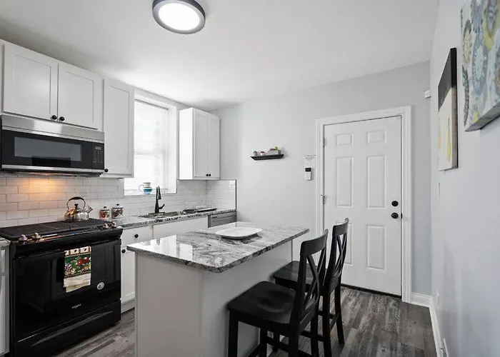 Apartment Newly Rehabbed Greystone With 2 Private Apartments, Backyard, Garage, Laundry, Close To Expressway