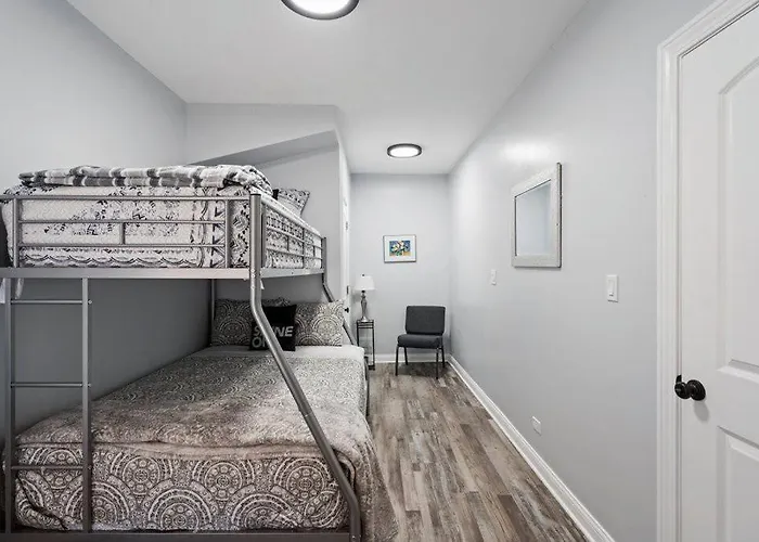 Apartment Newly Rehabbed Greystone With 2 Private Apartments, Backyard, Garage, Laundry, Close To Expressway