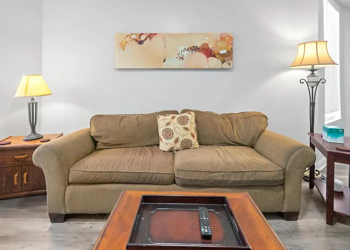 Apartment Newly Rehabbed Greystone With 2 Private Apartments, Backyard, Garage, Laundry, Close To Expressway