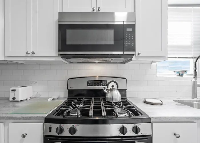Apartment Newly Rehabbed Greystone With 2 Private Apartments, Backyard, Garage, Laundry, Close To Expressway *