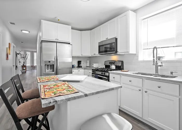 Apartment Newly Rehabbed Greystone With 2 Private Apartments, Backyard, Garage, Laundry, Close To Expressway Chicago