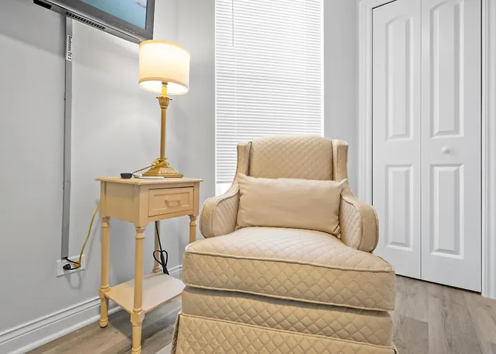 Apartment Newly Rehabbed Greystone With 2 Private Apartments, Backyard, Garage, Laundry, Close To Expressway *