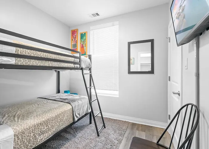 Newly Rehabbed Greystone With 2 Private Apartments, Backyard, Garage, Laundry, Close To Expressway * Chicago